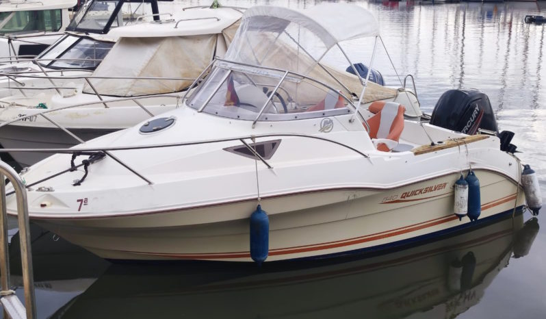lancha cabinada de pesca y paseo marca Quicksilver modelo 540 cruiser