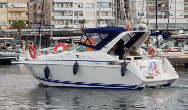 lancha de 8,90 metros del astillero Baja Yachts