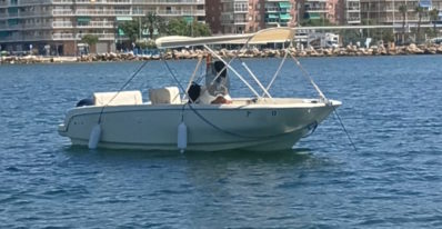 Invictus fx 190 lancha abierta fondeada