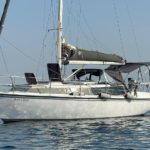 velero tornado 31 fondeado en el mar