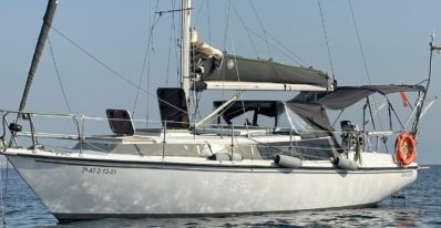 velero tornado 31 fondeado en el mar