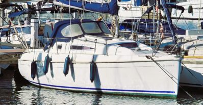 jeanneau sun odyssey 242 amarrado en puerto